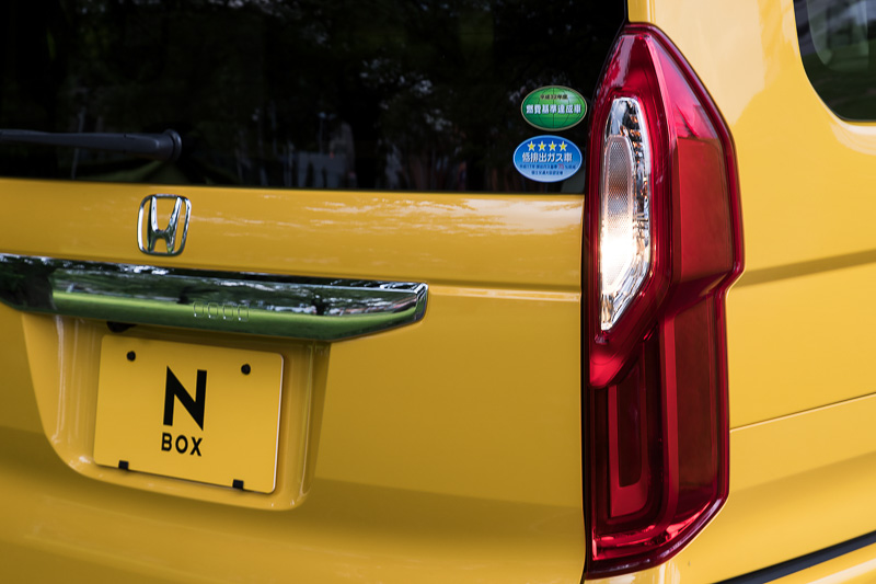 リアコンビランプもLEDタイプ。上部のテールランプと下部のストップランプはそれぞれライン状に発光する