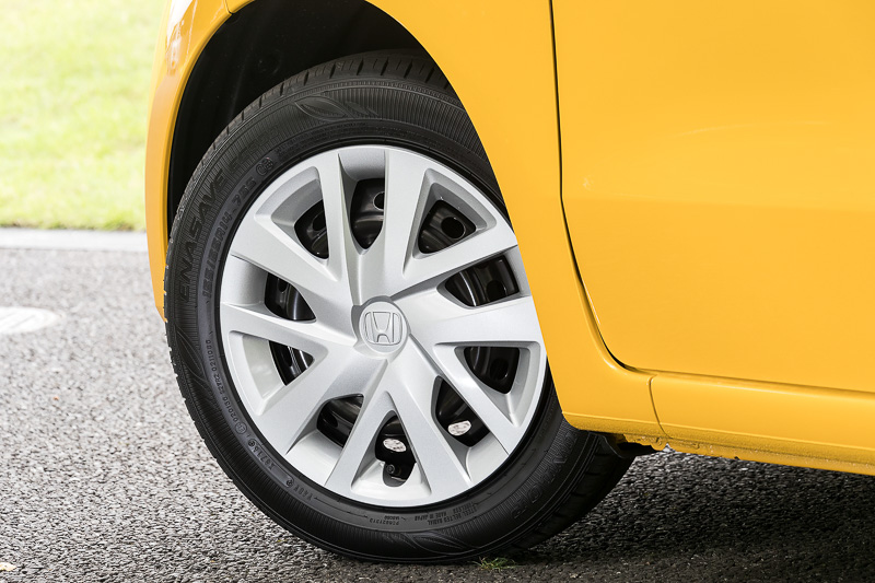 撮影車両のタイヤはダンロップ エナセーブEC300。サイズは155/65 R14