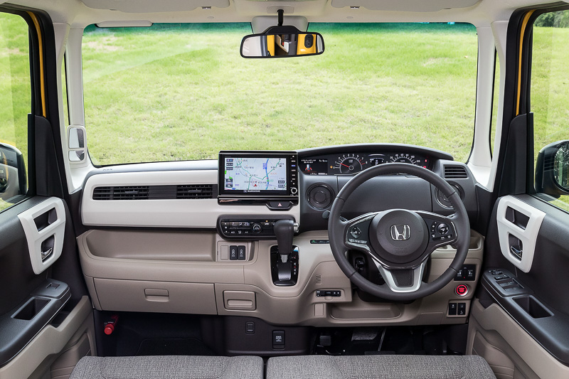 N-BOXのインテリアカラーはベージュ×ブラウンの組み合わせで、明るく落ち着いたイメージ