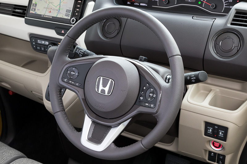 ターボモデルのステアリングは本革巻きでパドルシフトも装備