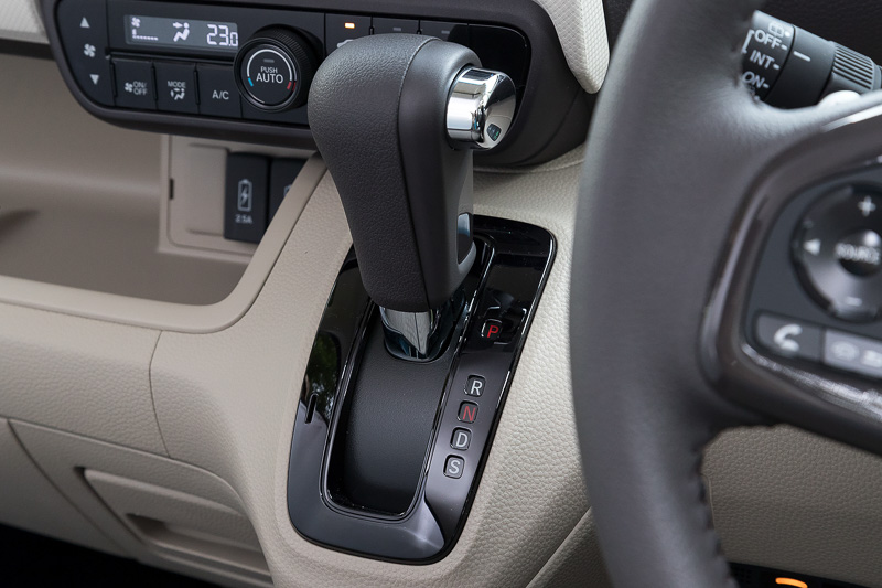 シフトセレクターはインパネ中央に配置。ゲートはストレートタイプ