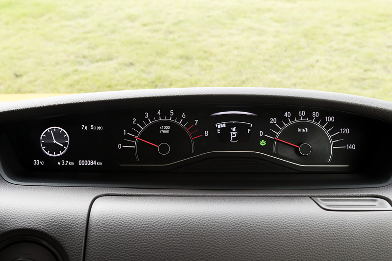 メーターパネルはステアリングに遮られない「アウトホイールメーター」で、インパネ最上部に配置