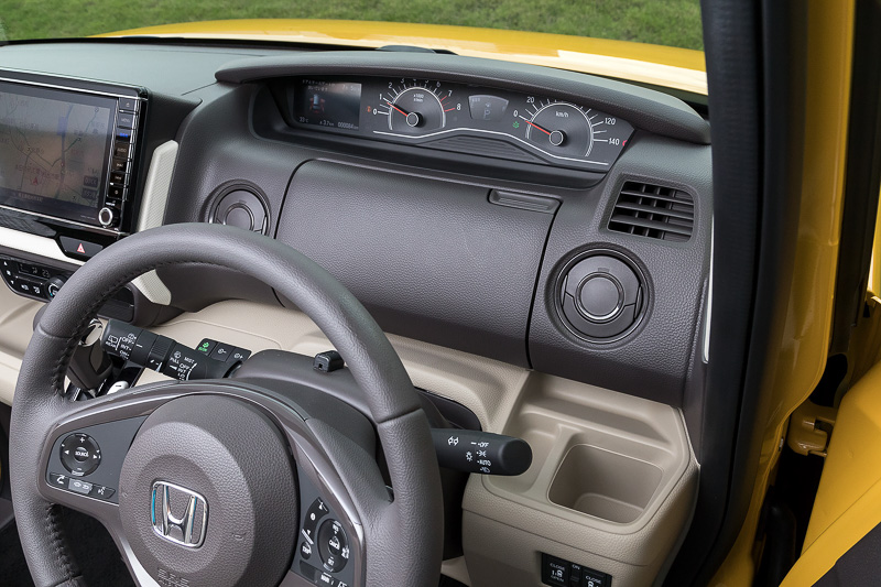 ステアリング前方はフタ付の小物入れスペースになっている