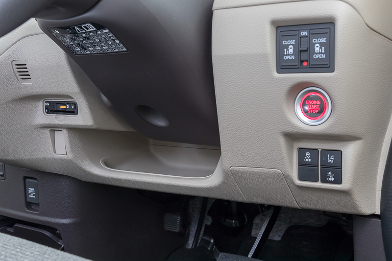 ステアリングコラム下も収納スペースとして無駄なく活用されている