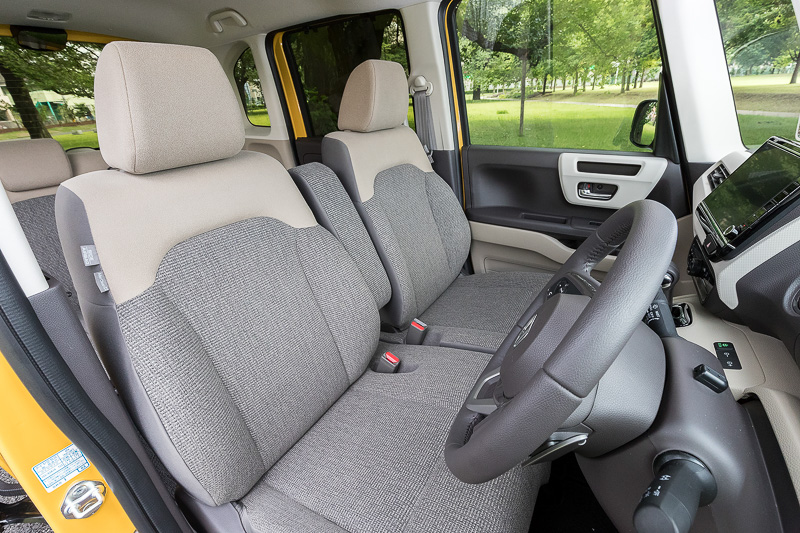 運転席側の座面がワイドになっているベンチシート。中央にはアームレストを装備