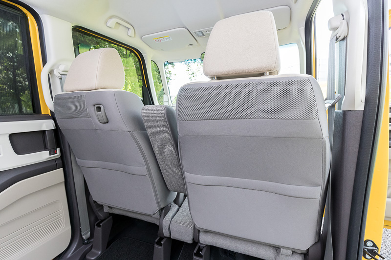 運転席＆助手席シートバック上部には、リアシートで使える小物入れやフックを装備