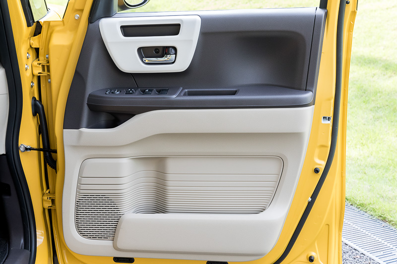 運転席ドアトリム。アームレスト前方にも小物入れスペースがある