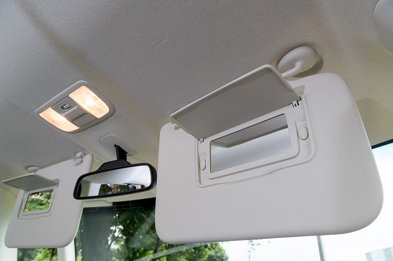 大きなサンバイザーは運転席＆助手席ともにバニティミラーを装備