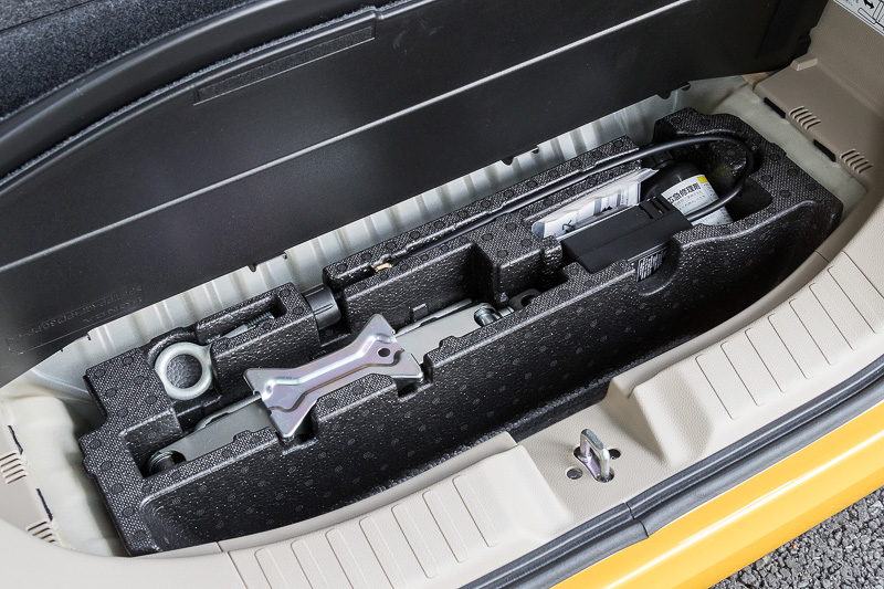 ラゲッジスペースのフロア下にはツール類が収納されている