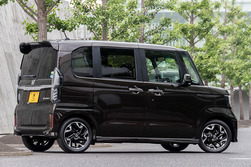 N-BOX カスタムの撮影車両はG・EX ターボ Honda SENSING。ボディカラーは新色のグラマラスブロンズ・パール