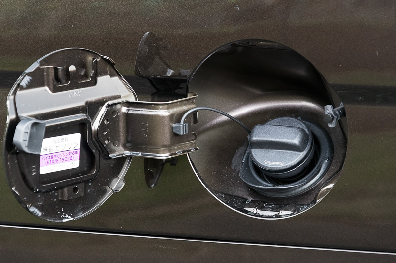 フューエルリッドは助手席側