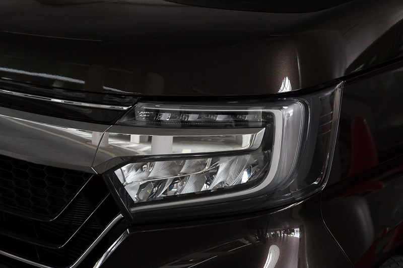 ヘッドライトの点灯パターン。ウインカーは軽自動車初となるシーケンシャルタイプ（写真は全点灯時）