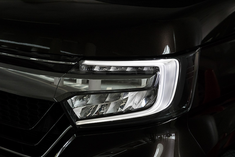 ヘッドライトの点灯パターン。ウインカーは軽自動車初となるシーケンシャルタイプ（写真は全点灯時）