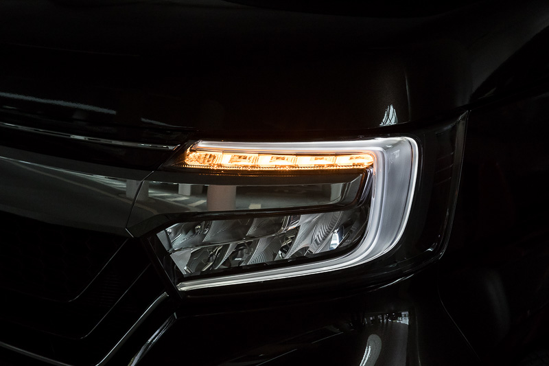 ヘッドライトの点灯パターン。ウインカーは軽自動車初となるシーケンシャルタイプ（写真は全点灯時）