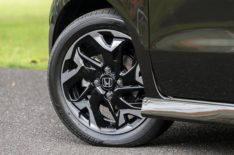 タイヤはブリヂストン エコピアEP150。サイズはN-BOX カスタムのターボモデルだけで採用する165/55 R15