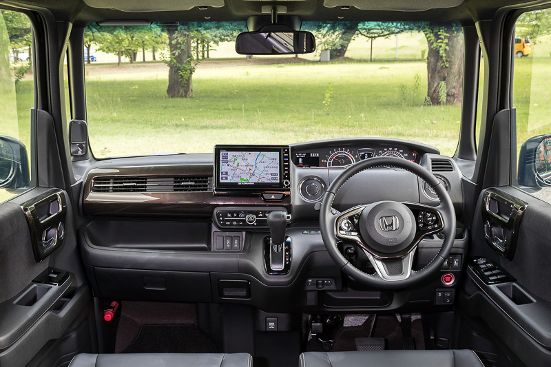 インテリアカラーはブラックを基調としたもので、アクセントカラーとしてバーガンディやブロンズを採用する