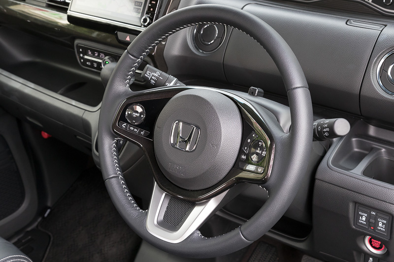 ステアリングはN-BOXと同じく本革巻きとなるが、こちらにはシルバーステッチを使って差別化