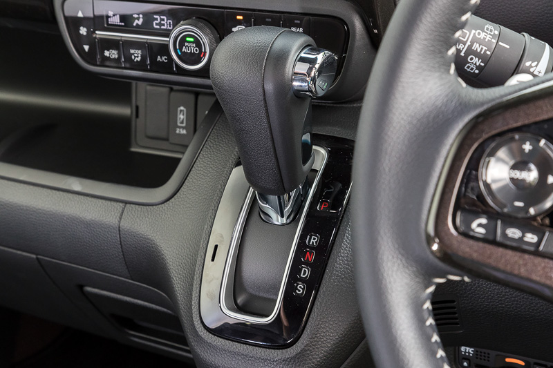 シフトセレクターのゲートまわりにシルバー加飾が追加される