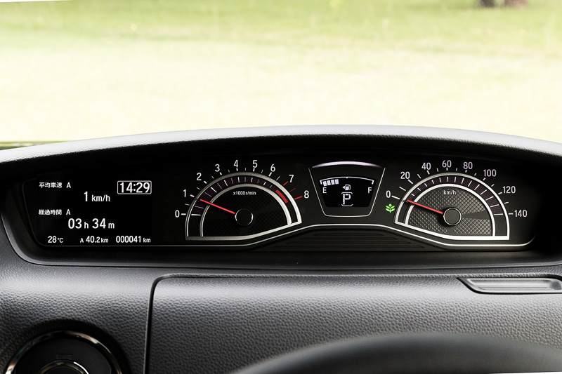 メーターパネルはブロンズ加飾を追加したN-BOX カスタム専用デザイン