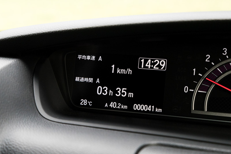メーターパネル左側に4.2インチのカラー液晶パネルを採用するマルチインフォメーションディスプレイを配置。ホンダ センシングや燃費などに関連するさまざまな情報を表示可能