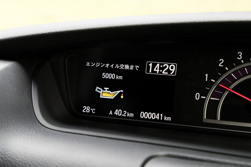 メーターパネル左側に4.2インチのカラー液晶パネルを採用するマルチインフォメーションディスプレイを配置。ホンダ センシングや燃費などに関連するさまざまな情報を表示可能