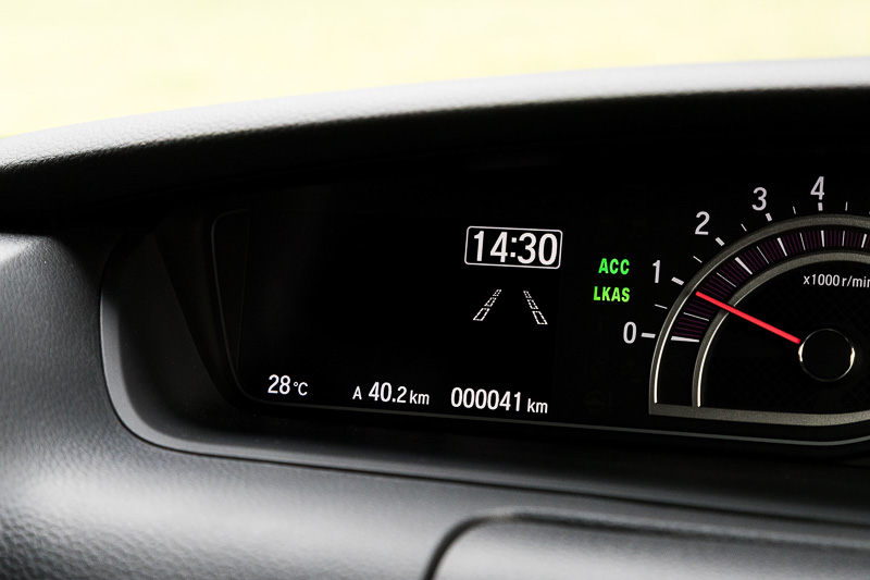 メーターパネル左側に4.2インチのカラー液晶パネルを採用するマルチインフォメーションディスプレイを配置。ホンダ センシングや燃費などに関連するさまざまな情報を表示可能