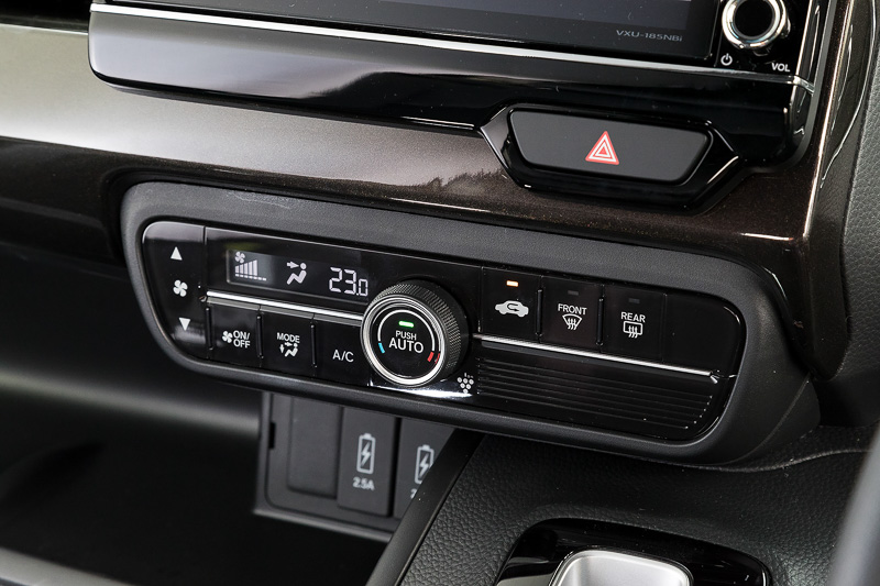 N-BOX カスタムのエアコンは全車プラズマクラスター技術搭載のフルオートタイプ