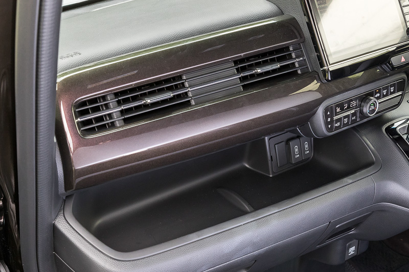 助手席の前には小物を置くのに便利なインパネトレイを用意。ブロンズ色の加飾パネルは光の当たり加減でルージュブロンズやグリーンブロンズに色合いが変化する