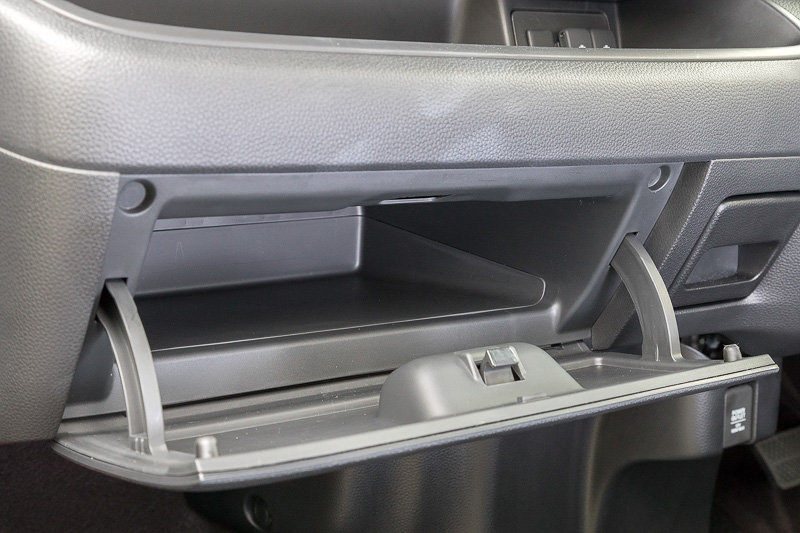 インパネトレイ下部にはグローブボックスと引き出し式のドリンクホルダーを備える