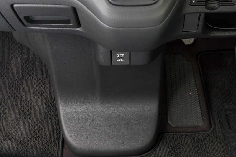 スーパースライドシート仕様の場合、インパネ中央下部の小物入れは非設定。エアコンユニットを収めるためこういった形状になっている