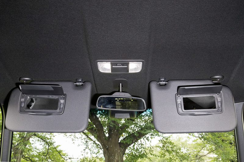 ルーフトリムもブラック。サンバイザー裏にバニティミラーがあるのはN-BOX同様