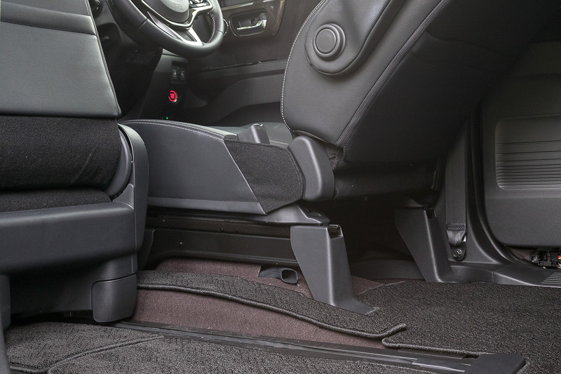 運転席下はセンタータンクレイアウトの燃料タンクの盛り上がりがあるが、助手席側はタンクの薄型構造によりフラット化。これによって570mmのロングスライドを実現している