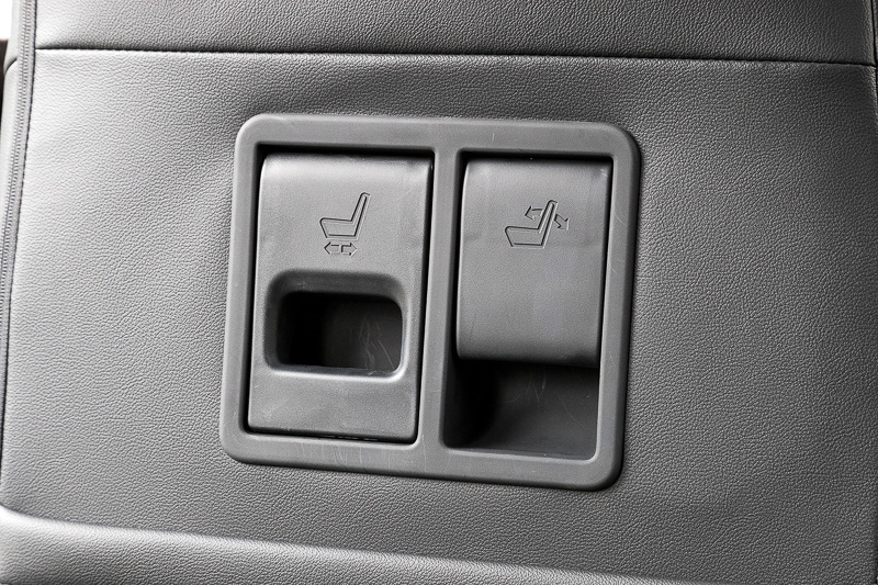 助手席の背面に後席側からスライドやリクライニングの調整が可能なレバーを用意