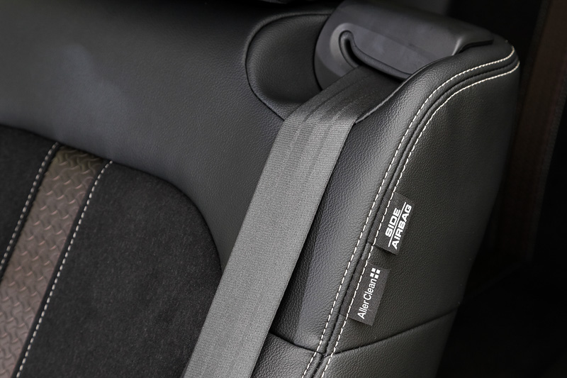 スーパースライドシートを実現するため、助手席シートベルトはシート内蔵タイプになっている