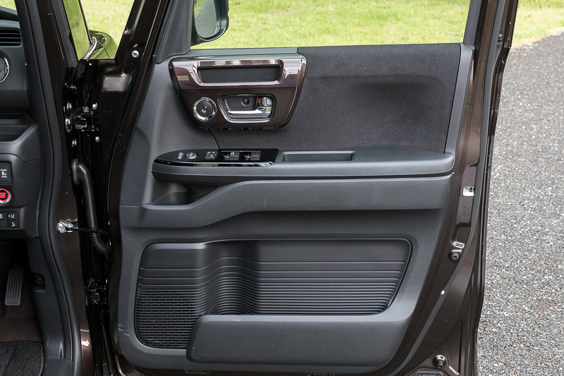運転席ドアトリム。形状や機能面はN-BOXと同様