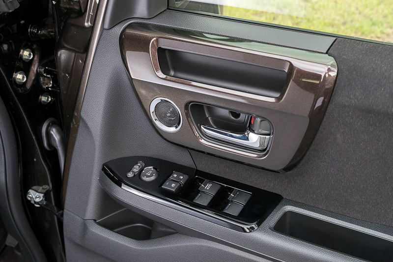 パワーウィンドウスイッチ部をピアノブラックにして、ブロンズ色のガーニッシュも使って質感を向上