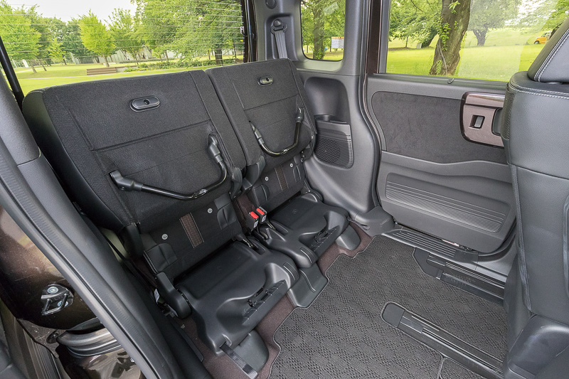 大きな荷物の積載に便利なチップアップ