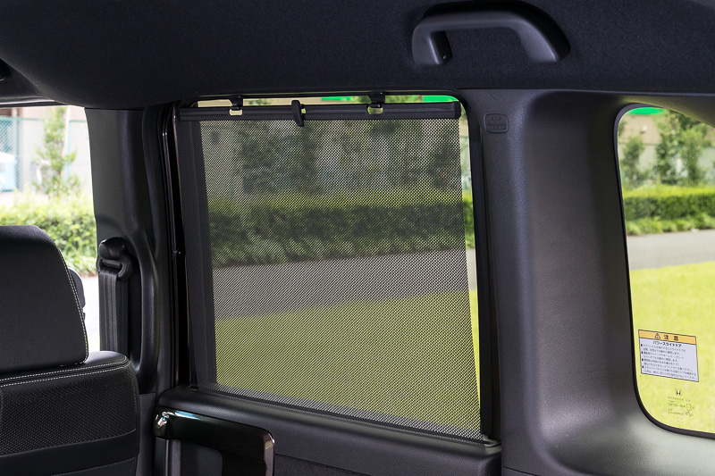 スライドドアにロールサンシェイドを内蔵