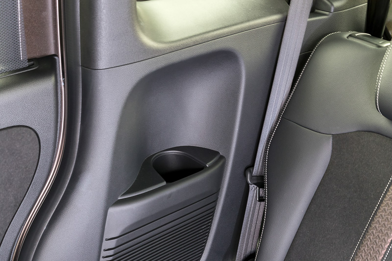 リアシートのサイドにカップホルダーを装備