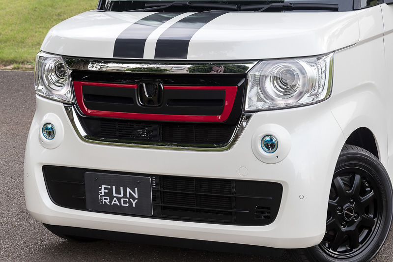 ミラノレッドをアクセントにしたフロントグリル、マットブラック塗装の14インチホイール「MS-024」、赤いドアミラーカバーなどを用意