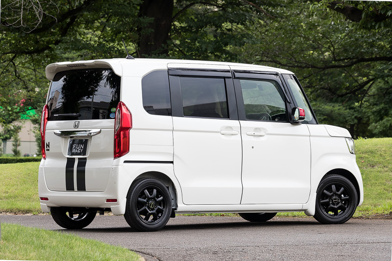 撮影車両はホンダアクセスの定番アイテムとなっているドアバイザーも装着