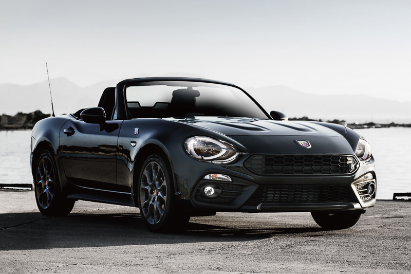 ボディカラーに通常モデルには設定されない「NERO SAN MARINO 1972 ブラック」を設定