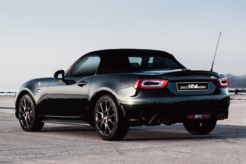 ボディカラーに通常モデルには設定されない「NERO SAN MARINO 1972 ブラック」を設定