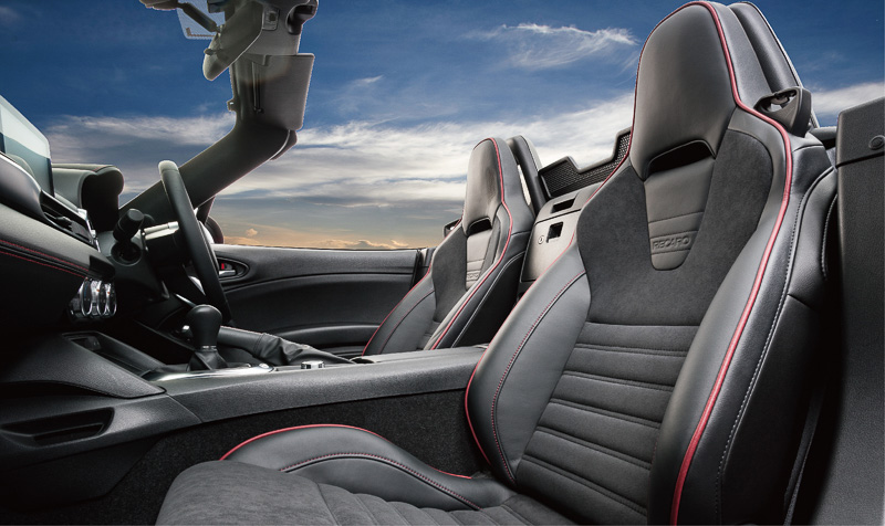 ホールド性に優れたレカロシートなどを特別装備