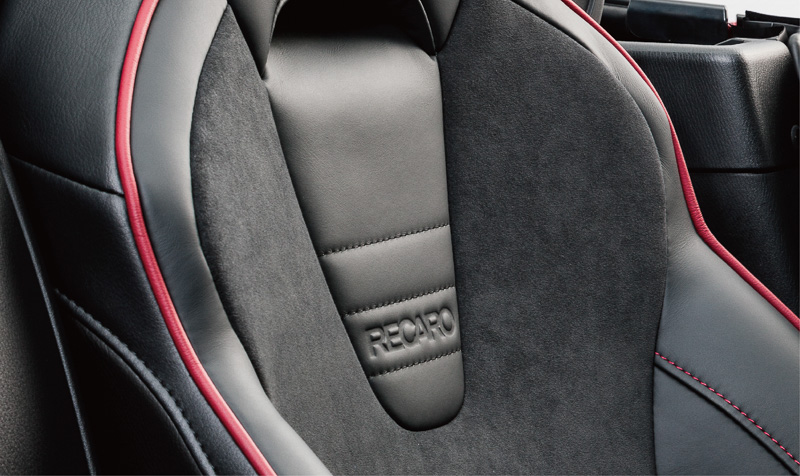 ホールド性に優れたレカロシートなどを特別装備