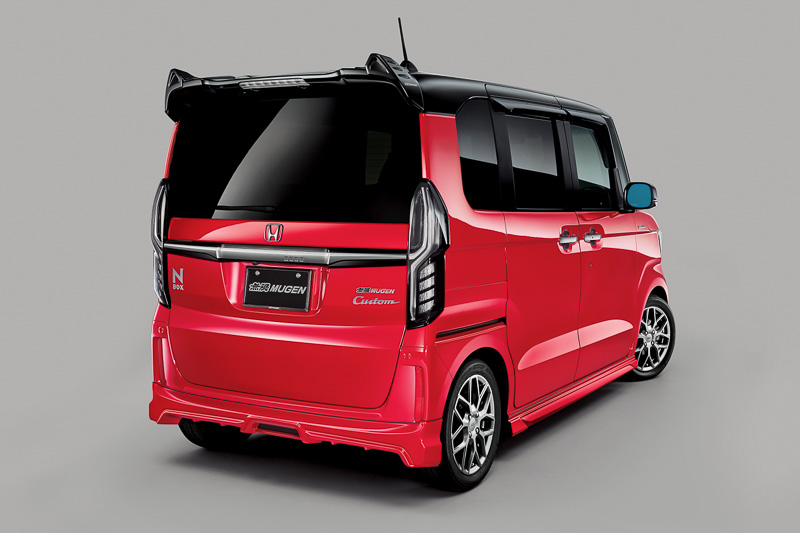 単品でも購入できる「フロントアンダースポイラー」（4万8600円）、「サイドスポイラー」（6万2640円）、「リアアンダースポイラー」（4万3200円）とアルミホイール（2万7000円～3万1320円/本）をセットにした「エアロ＆ホイールセット」（23万6196円～25万1748円）と、「フロントグリルガーニッシュ」（2万9700円）などの装着イメージ。標準装備のテールゲートスポイラーに被せて装着する「アッパーウイング」（塗装済：4万8600円、未塗装：4万1040円）は10月下旬に発売予定