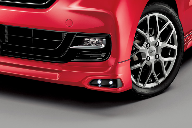 ホワイトの照射光がイグニッションONで常時点灯する「エアロイルミネーション」（3万2400円）はフロントアンダースポイラーと同時装着が可能