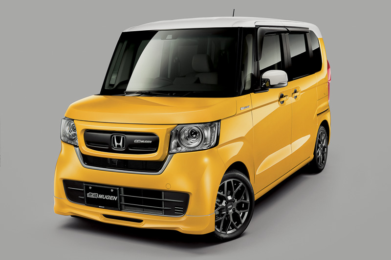 「フロントアンダースポイラー」（塗装済：4万2120円、未塗装：3万6720円）と「フロントスポーツグリル」（カラード×つや消しブラック塗装：4万7520円、未塗装：4万2120円）をセットにした「フロントエアロセット」（塗装済：8万9640円、未塗装：7万8840円）などの装着イメージ