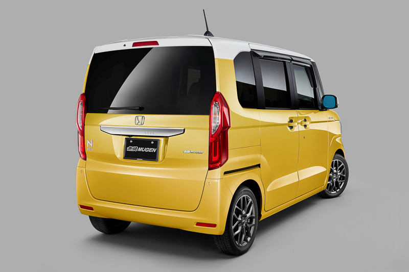 「フロントアンダースポイラー」（塗装済：4万2120円、未塗装：3万6720円）と「フロントスポーツグリル」（カラード×つや消しブラック塗装：4万7520円、未塗装：4万2120円）をセットにした「フロントエアロセット」（塗装済：8万9640円、未塗装：7万8840円）などの装着イメージ