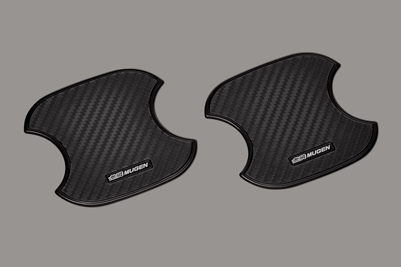 カーボン調のデザインに無限のロゴが入る塩ビ製「ドアハンドルプロテクター」（3024円/2枚）